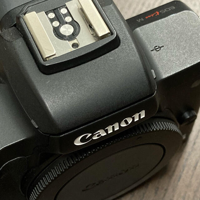 Canon(キヤノン)のEOS Kiss M ボディ canon スマホ/家電/カメラのカメラ(ミラーレス一眼)の商品写真