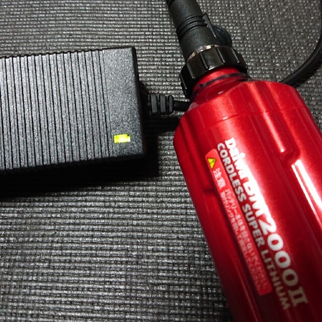 DAIWA(ダイワ)のダイワ電動リール用バッテリーBM2300と充電器とオマケ  スポーツ/アウトドアのフィッシング(リール)の商品写真