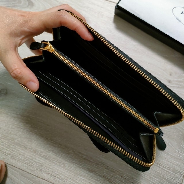 PRADA(プラダ)のPRADA　サフィアーノ　ラウンドジップ　長財布　ブラック レディースのファッション小物(財布)の商品写真