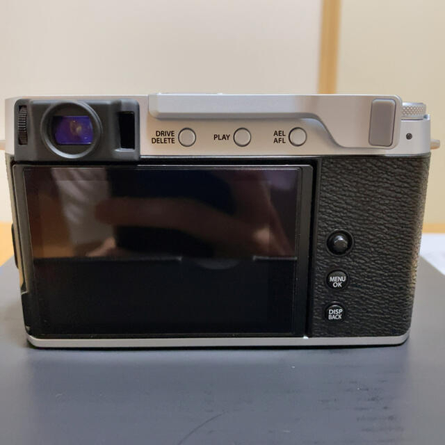 富士フイルム(フジフイルム)のFUJIFILM X-E4 シルバー スマホ/家電/カメラのカメラ(ミラーレス一眼)の商品写真