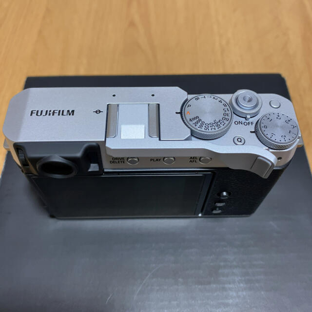 富士フイルム(フジフイルム)のFUJIFILM X-E4 シルバー スマホ/家電/カメラのカメラ(ミラーレス一眼)の商品写真