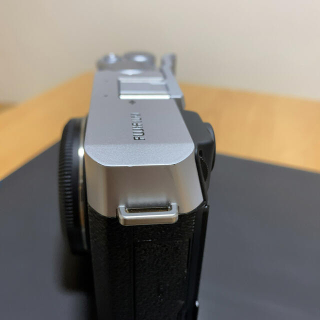 富士フイルム(フジフイルム)のFUJIFILM X-E4 シルバー スマホ/家電/カメラのカメラ(ミラーレス一眼)の商品写真