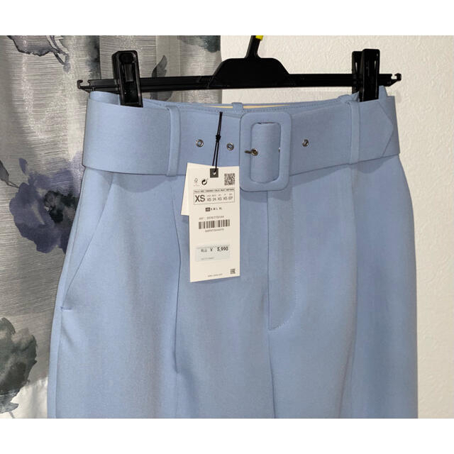 ZARA(ザラ)の『タグ付き未使用品』ZARA ベルト付きハイライズパンツ パウダーブルー XS レディースのパンツ(クロップドパンツ)の商品写真