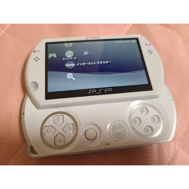 SONY(ソニー)のPSP GO本体16G エンタメ/ホビーのゲームソフト/ゲーム機本体(携帯用ゲーム機本体)の商品写真