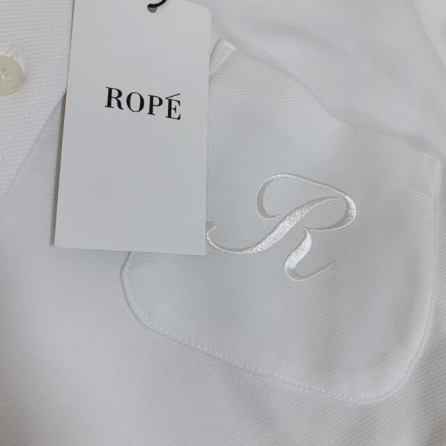 ROPE’(ロペ)の【新品タグ付】ROPEポケット刺繍ジャージーシャツ白＊サイズ38 レディースのトップス(シャツ/ブラウス(長袖/七分))の商品写真