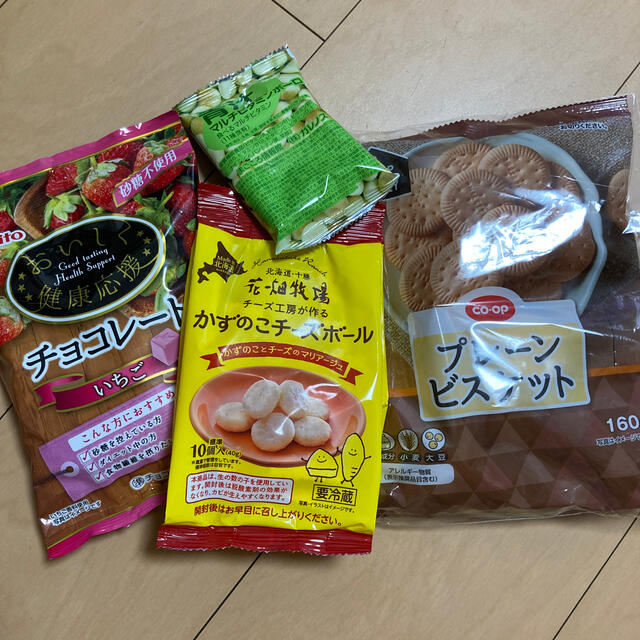 KALDI(カルディ)の未開封！半額商品！！糖質オフ🍓チョコレート、ビスケットセット！！ 食品/飲料/酒の食品(菓子/デザート)の商品写真