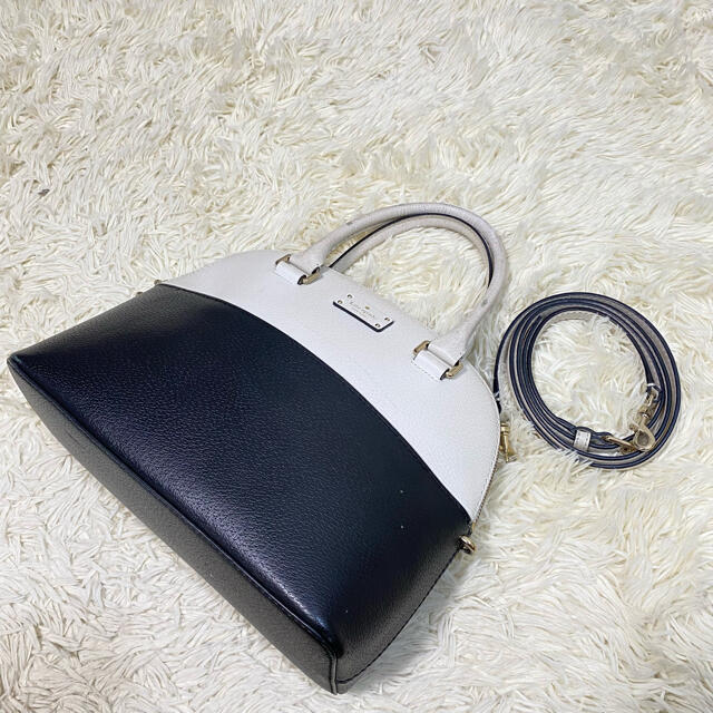 kate spade new york(ケイトスペードニューヨーク)のケイトスペード 2way ショルダーバッグ ロゴ バイカラー 白 黒 レザー レディースのバッグ(ショルダーバッグ)の商品写真