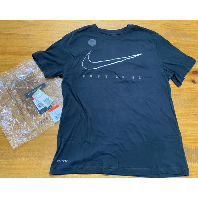 NIKE(ナイキ)の【新品未使用】NIKE ナイキ Tシャツ ブラック　L メンズのトップス(Tシャツ/カットソー(半袖/袖なし))の商品写真