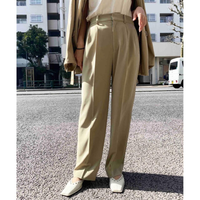 Ameri VINTAGE(アメリヴィンテージ)の2TUCKS STRAIGHT PANTS レディースのパンツ(カジュアルパンツ)の商品写真