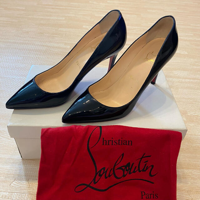 Christian Louboutin(クリスチャンルブタン)の美品　ルブタン　パンプス　エナメル　ポインテッドトゥ　37.5 レディースの靴/シューズ(ハイヒール/パンプス)の商品写真