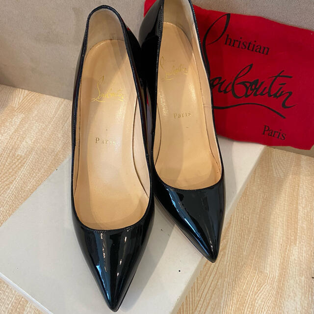 Christian Louboutin(クリスチャンルブタン)の美品　ルブタン　パンプス　エナメル　ポインテッドトゥ　37.5 レディースの靴/シューズ(ハイヒール/パンプス)の商品写真