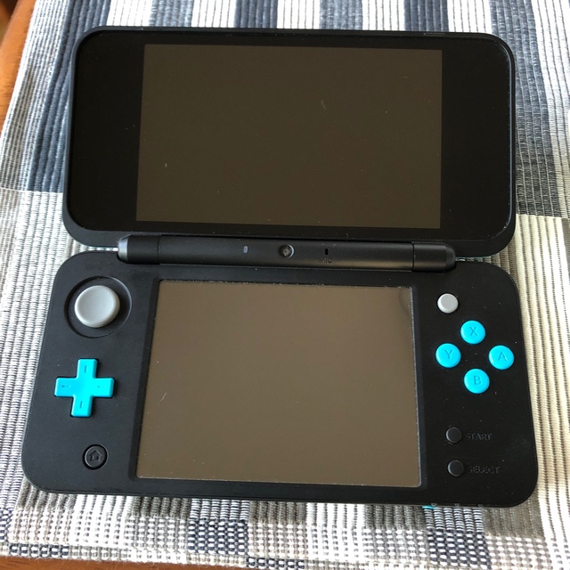 任天堂(ニンテンドウ)のNEW ニンテンドー 2DS LL ブラック/ターコイス エンタメ/ホビーのゲームソフト/ゲーム機本体(携帯用ゲーム機本体)の商品写真