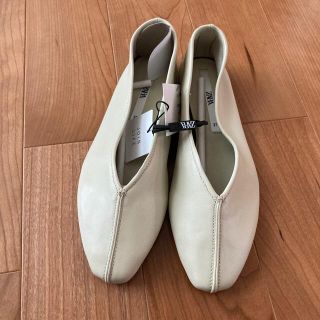 ZARA - ZARA レザーフラットシューズ タグ付き 37の通販 by クー ZARA - ZARA レザーフラットシューズ タグ付き 37の通販 by クー
