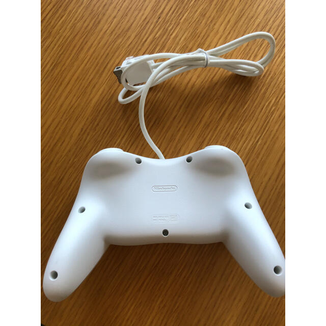 Wii(ウィー)のWii コントローラ white エンタメ/ホビーのゲームソフト/ゲーム機本体(家庭用ゲーム機本体)の商品写真