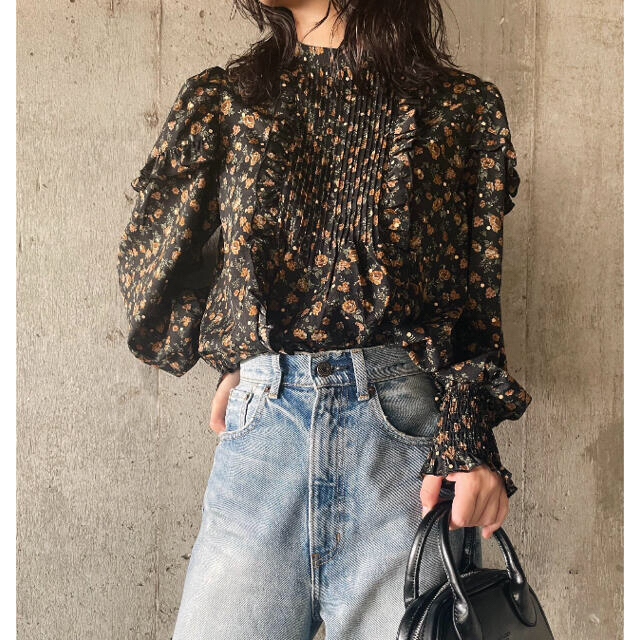 moussy(マウジー)の今季新作♡MOUSSY FOIL PRINT FRILL ブラウス♡ブラック レディースのトップス(シャツ/ブラウス(長袖/七分))の商品写真