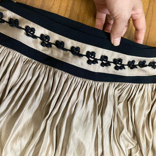 エクリュフィル(ecruefil)のエクリュフィル　サテン刺繍スカート(ひざ丈スカート)