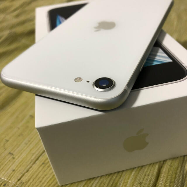 Apple(アップル)の【超美品】iPhone se2 128gb ホワイト　SIMフリー スマホ/家電/カメラのスマートフォン/携帯電話(スマートフォン本体)の商品写真