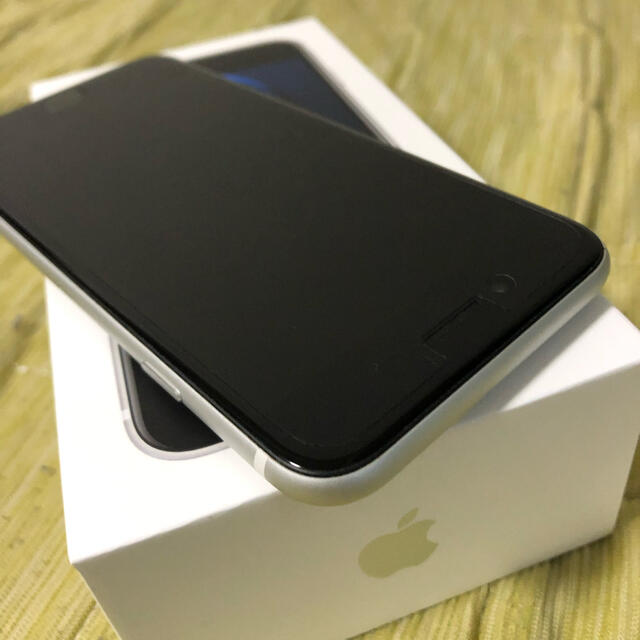 Apple(アップル)の【超美品】iPhone se2 128gb ホワイト　SIMフリー スマホ/家電/カメラのスマートフォン/携帯電話(スマートフォン本体)の商品写真