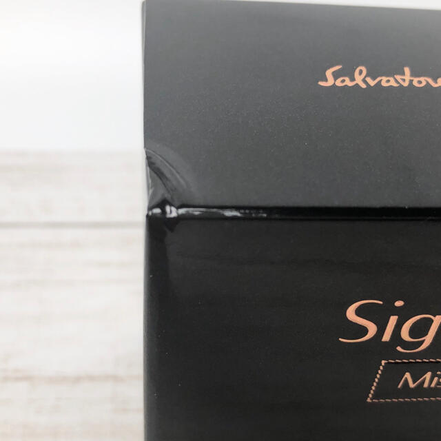 Salvatore Ferragamo(サルヴァトーレフェラガモ)の新品訳あり　サルヴァトーレ フェラガモ  シニョリーナ ミステリオーサ　EDP コスメ/美容の香水(香水(女性用))の商品写真