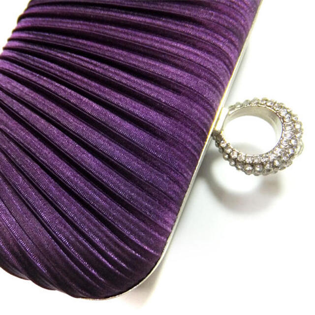 【在庫処分SALE】サテンプリーツリングクラッチバッグ〈Dark purple〉 レディースのバッグ(クラッチバッグ)の商品写真