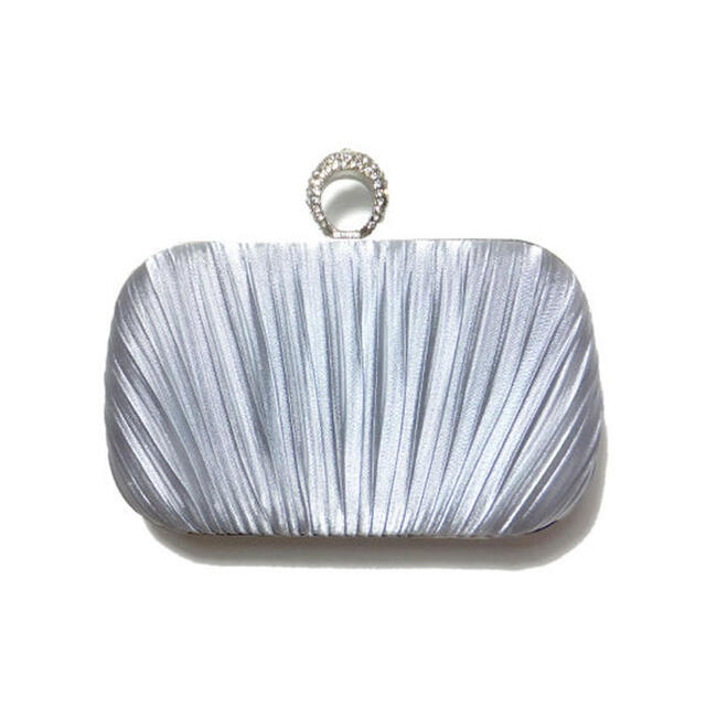 【在庫処分SALE】サテンプリーツリングクラッチバッグ〈Silver〉 レディースのバッグ(クラッチバッグ)の商品写真