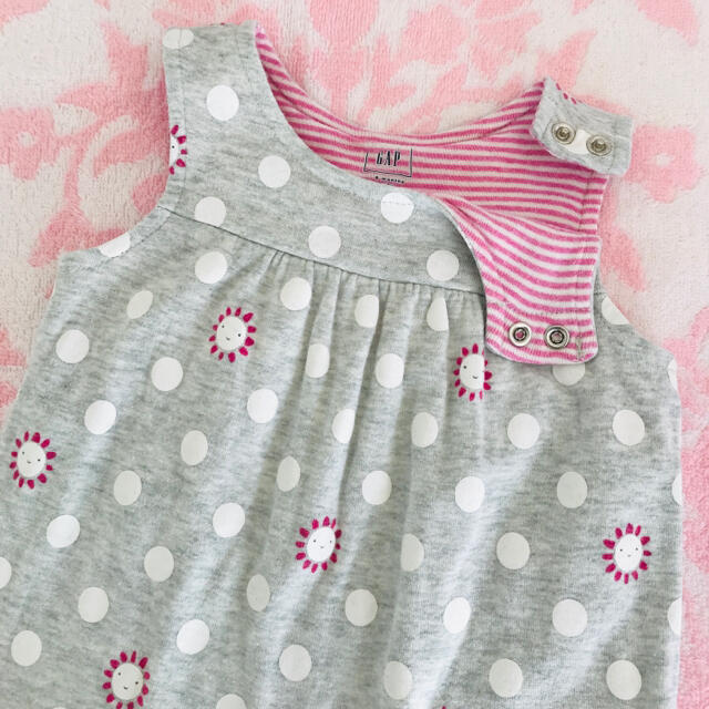 babyGAP(ベビーギャップ)の*:ஐ着画ஐ:* baby gap ୨୧ お日さま ロンパース グレー 3-6m キッズ/ベビー/マタニティのベビー服(~85cm)(ロンパース)の商品写真