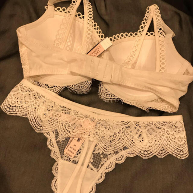 Victoria's Secret(ヴィクトリアズシークレット)の【新品未使用】Victoria's Secret ブラショーツセット レディースの下着/アンダーウェア(ブラ&ショーツセット)の商品写真