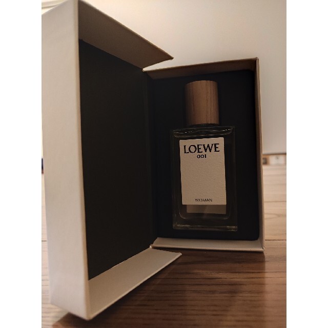 LOEWE(ロエベ)の【＠様専用】LOEWE(ロエベ) 001 ウーマン EDP(オードパルファム) コスメ/美容の香水(香水(女性用))の商品写真