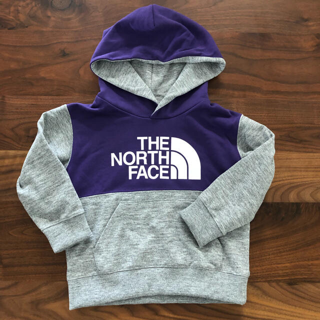 THE NORTH FACE(ザノースフェイス)のTHE NORTH FACEスウェットロゴフーディー100cm キッズ/ベビー/マタニティのキッズ服男の子用(90cm~)(Tシャツ/カットソー)の商品写真