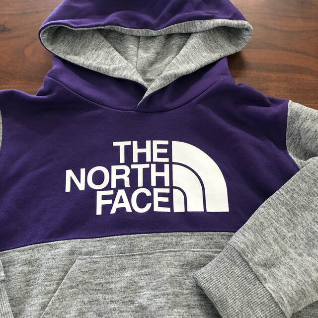 THE NORTH FACE(ザノースフェイス)のTHE NORTH FACEスウェットロゴフーディー100cm キッズ/ベビー/マタニティのキッズ服男の子用(90cm~)(Tシャツ/カットソー)の商品写真