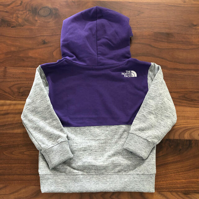 THE NORTH FACE(ザノースフェイス)のTHE NORTH FACEスウェットロゴフーディー100cm キッズ/ベビー/マタニティのキッズ服男の子用(90cm~)(Tシャツ/カットソー)の商品写真