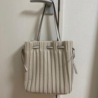 ザラ(ZARA)のZARAプリーツトートバッグ(トートバッグ)