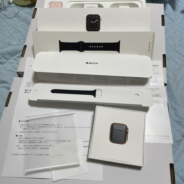 Apple Watch(アップルウォッチ)の新品　Apple Watch series5 ゴールド メンズの時計(腕時計(デジタル))の商品写真