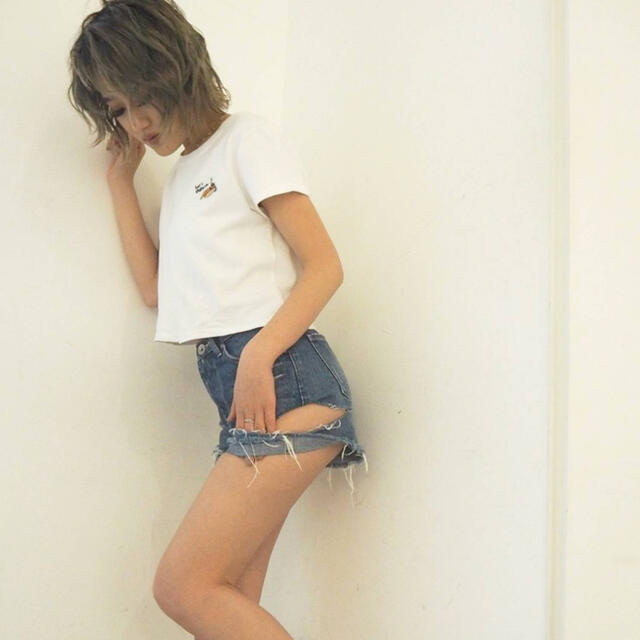 GYDA(ジェイダ)のGYDA SIDE RIPPED デニムショートパンツ レディースのパンツ(ショートパンツ)の商品写真