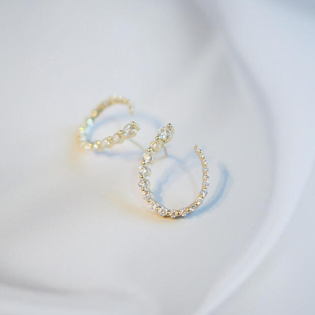 新品18kgf zirconia curve pierce yellowgold レディースのアクセサリー(ピアス)の商品写真