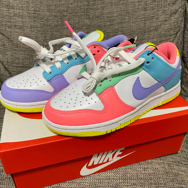 NIKE(ナイキ)のNIKE WMNS DUNKLOW CANDY メンズの靴/シューズ(スニーカー)の商品写真