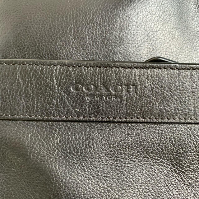 COACH(コーチ)の【極美品】コーチ　ボディーバッグ　レザー　ロゴ型押し　チャーム付き　メンズ　黒 メンズのバッグ(ボディーバッグ)の商品写真