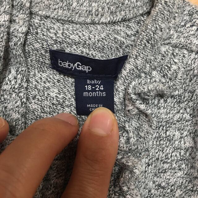 babyGAP(ベビーギャップ)のグレーワンピース　裾フリル　90 キッズ/ベビー/マタニティのキッズ服女の子用(90cm~)(ワンピース)の商品写真