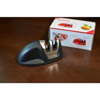 手のひらサイズの包丁研ぎ器（切れ味抜群に復活します！新品・黒）＃9-23c(調理道具/製菓道具)