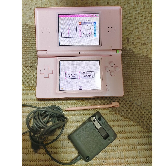 ニンテンドーDS(ニンテンドーDS)のNintendo DS lite　ピンク　充電ケーブル エンタメ/ホビーのゲームソフト/ゲーム機本体(携帯用ゲーム機本体)の商品写真