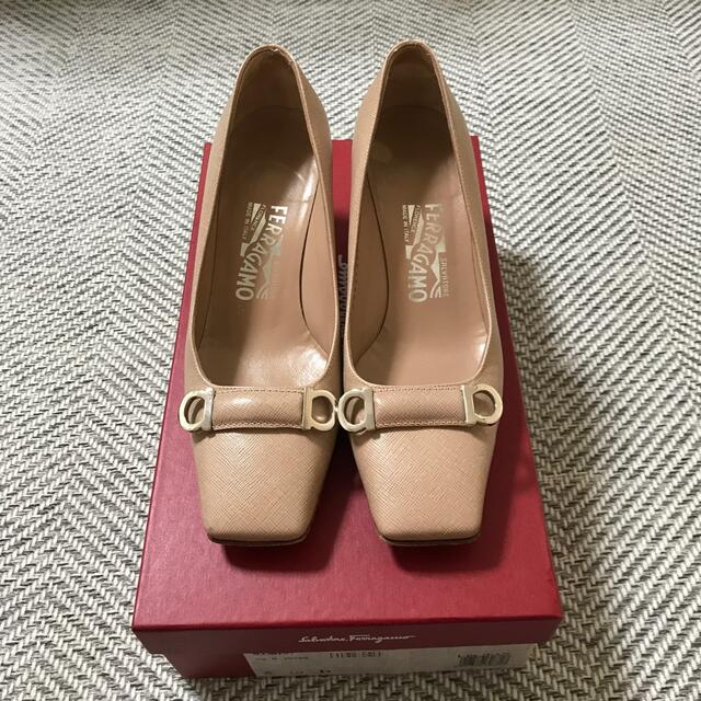 Salvatore Ferragamo(サルヴァトーレフェラガモ)の美品　フェラガモ パンプス レディースの靴/シューズ(ハイヒール/パンプス)の商品写真