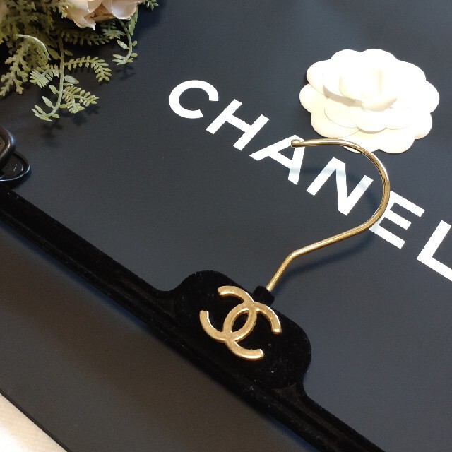 CHANEL(シャネル)の♥CHANELベロアハンガー インテリア/住まい/日用品の収納家具(押し入れ収納/ハンガー)の商品写真