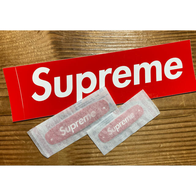 Supreme(シュプリーム)のsupreme バンドエイド 大・小2セット（ステッカーは含みません） メンズのメンズ その他(その他)の商品写真