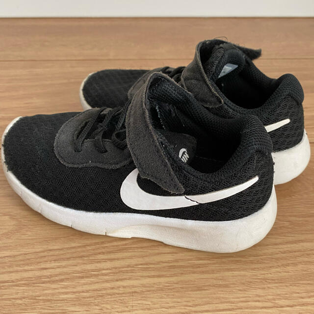 NIKE(ナイキ)のNIKE キッズ　シューズ　15㎝　ブラック キッズ/ベビー/マタニティのキッズ靴/シューズ(15cm~)(スニーカー)の商品写真