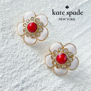 ケイトスペードニューヨーク(kate spade new york)のKate spade/白いエナメル赤色蕊花々立体ゴールドピアス(ピアス)