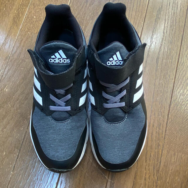 adidas(アディダス)のadidas スニーカー＊22.5cm キッズ/ベビー/マタニティのキッズ靴/シューズ(15cm~)(スニーカー)の商品写真