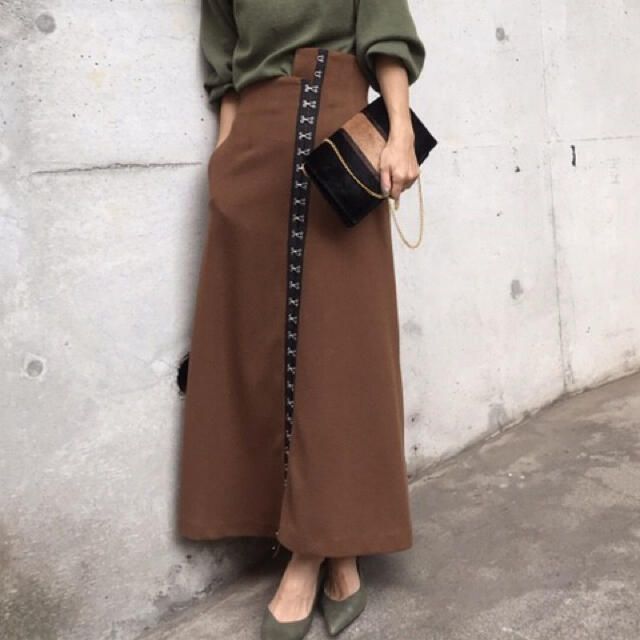 Ameri VINTAGE(アメリヴィンテージ)のAMERI MANY CLASP SKIRT 無地　ブラウン レディースのスカート(ロングスカート)の商品写真