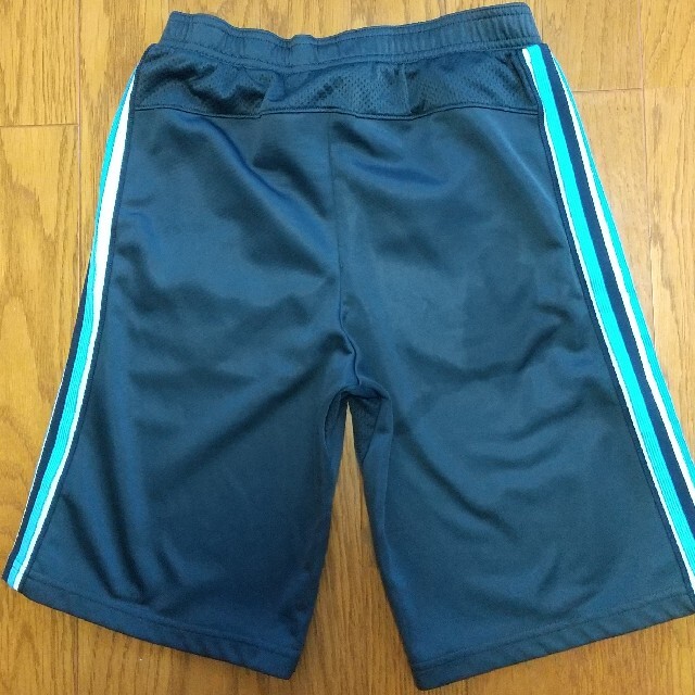 adidas(アディダス)のadidas 紺 ハーフパンツ 140cm キッズ/ベビー/マタニティのキッズ服男の子用(90cm~)(パンツ/スパッツ)の商品写真