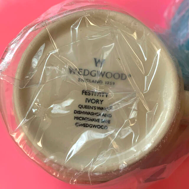 WEDGWOOD(ウェッジウッド)の【新品】WEDGWOOD  ウェッジウッド　ペアマグカップ インテリア/住まい/日用品のキッチン/食器(グラス/カップ)の商品写真