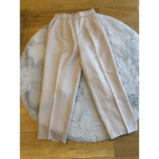 ナチュラルクチュール(natural couture)の美シルエットテーパードパンツ　M(クロップドパンツ)